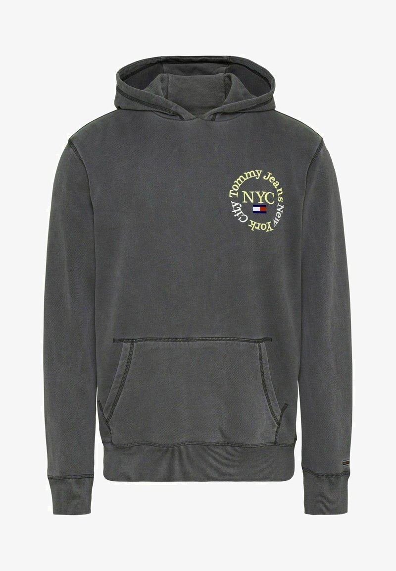 Hoodie grigia realizzata in tessuto morbido, con tasca a marsupio frontale, polsini a costine e un logo con "Tommy Jeans" e "NYC" in giallo e bianco.