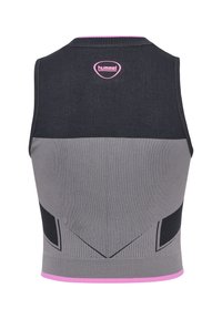 Mouwloze sporttop in zwart en grijs materiaal met roze accenten. Heeft een gestructureerde brei, een ronde halslijn en geometrische ontwerpelementen.