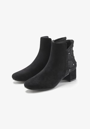 Schwarze Knöchelstiefel aus Wildleder, mit einem strukturierten Rückenteil mit Ausschnitten, einem niedrigen Blockabsatz und einem eleganten, spitzen Zehendesign.