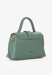 Borsa a tracolla in pelle verde texturizzata con forma strutturata, manico superiore e chiusura a pattina. Presenta dettagli in metallo color oro.