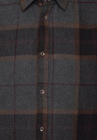 Graues Flanellhemd mit dunklem Karomuster und braunen sowie dunkelroten Akzenten. Durchgehende Knopfleiste, Standardkragen und strukturierter Stoff.