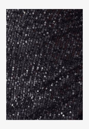 Sort stof dækket af tæt pakket, glitrende pailletter, der skaber en struktureret overflade med reflekterende egenskaber og et glat underliggende materiale.