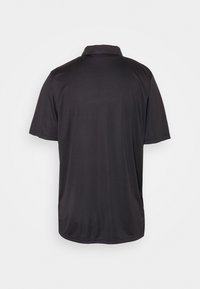 Černé polo tričko s krátkým rukávem vyrobené z hladké tkaniny, má standardní límeček a přímý střih bez výrazných vzorů nebo akcentů.