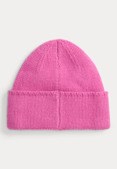 Gorro de punto rosa con un puño doblado. Textura suave, forma abovedada y patrón de acanalado prominente. Tejido ligero y elástico.