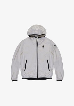 Giacca leggera bianca con cappuccio, zip nera e tasche. Presenta polsini elastici e un logo sulla spalla sinistra. Texture liscia e lucida.