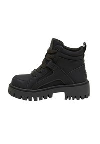 Černé kotníkové boty s robustní platformou, kulatou špičkou, texturovaným svrškem a šněrováním. Mají logo na patě.