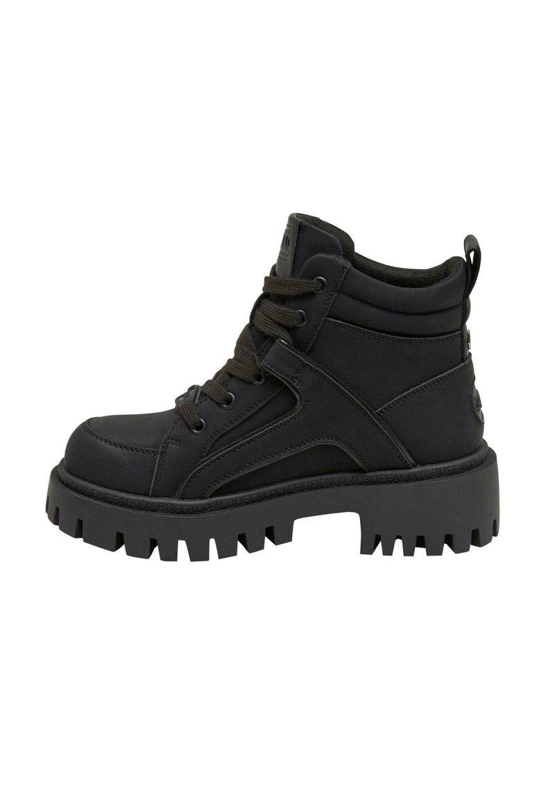 Černé kotníkové boty s robustní platformou, kulatou špičkou, texturovaným svrškem a šněrováním. Mají logo na patě.