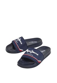 Morski natikači z širokim trakom, ki ima bel logo "Pepe Jeans" ter rdeče, bele in modre poudarke. Gladka tekstura, ravno dno, sproščen design.