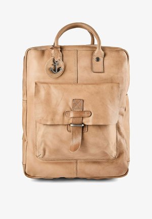 Rucksack aus cognacfarbenem Leder mit vorderer Tasche mit Schnalle, oberem Griff und rundem, ankerförmigem Metallanhänger nahe dem Griff.