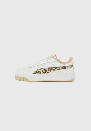 Sapatilhas brancas com um painel lateral de padrão leopardo, acentos bege, sola de borracha e material em couro texturizado. Fecho com atacadores.