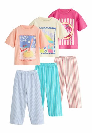 Tre farverige t-shirts med korte ærmer med prints af pasta, strand og pizza kombineret med tre stribede, elastik-talje cropped bukser.