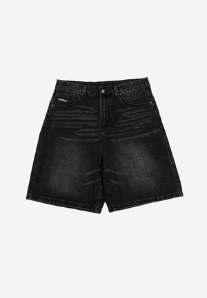 Μαύρα τζιν σορτς με μπροστινές τσέπες, θηλιές για ζώνη και ξεθωριασμένα οριζόντια τσακίσματα στις περιοχές των γοφών και των μηρών.