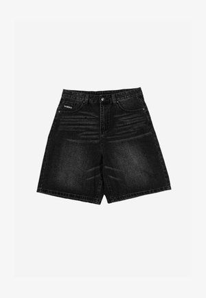 Μαύρα τζιν σορτς με μπροστινές τσέπες, θηλιές για ζώνη και ξεθωριασμένα οριζόντια τσακίσματα στις περιοχές των γοφών και των μηρών.