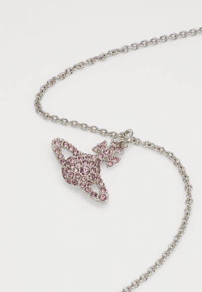 Rhinestone izrotāts kulons, kas veidots kā planēta, uz sudraba ķēdes. Iezīmē rozā dārgakmeņus un teksturētu, metāla dizainu.