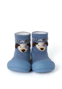 Calcetines de algodón azules con un diseño de perro en tonos marrones, borde festoneado y suela de goma azul para tracción.