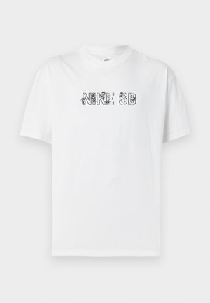 Λευκό κοντομάνικο T-shirt με στρογγυλή λαιμόκοψη και το κείμενο "NIKE SB" σε μαύρα γράμματα με περίγραμμα, γεμάτα με λουλουδένια μοτίβα, τοποθετημένο στο κέντρο του στήθους.