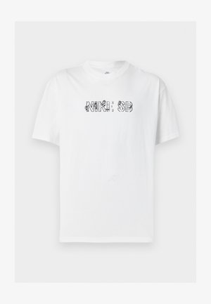 T-shirt blanc à manches courtes et col rond avec le texte « NIKE SB » en lettres noires contourées remplies de motifs floraux, centré sur la poitrine.