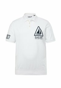 Polo bianco in cotone, con logo di una barca a vela navy e testo "SAILOR", maniche corte e patta con tre bottoni. Accentuato con "007" sulla manica.