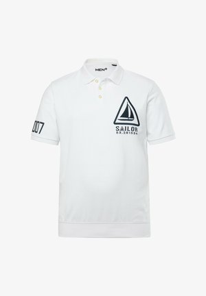 T-shirt polo blanc en coton, avec un logo de voilier marine et le texte "SAILOR", à manches courtes et patte de boutonnage à trois boutons. Accentué par "007" sur la manche.