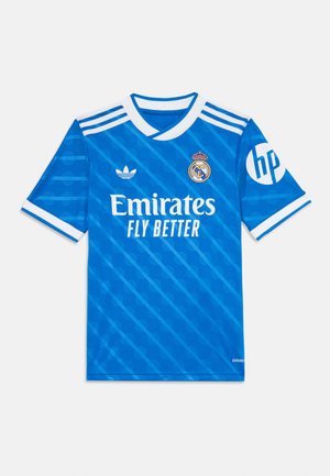 Blaues Real Madrid Fußballtrikot mit weißen Details, Adidas-Streifen, Emirates Fly Better-Logo, Real Madrid Wappen und HP-Logo am Ärmel.