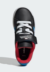 Svart sneaker med vita snören och en blå accent. Har ett rött innandöme och ett svart kardborreband. Visar "SPIDER-MAN"-logotyp.