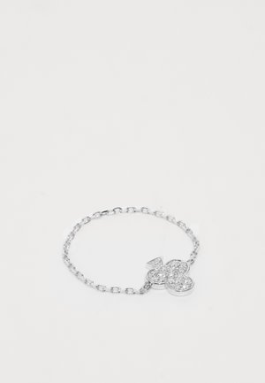 Silberne Kettenarmband mit einem cloverförmigen Anhänger, der mit klaren Kristallen verziert ist und einen funkelnden Effekt gegen das elegante Metall erzeugt.