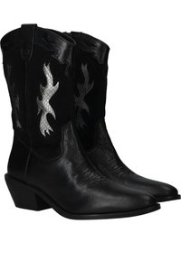 Zwarte leren cowboylaarzen met een spitse neus, suède accenten en zilveren vlammenpatronen op de schacht. Lage, gestapelde hak.