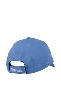 Niebieska bawełniana czapka baseballowa z zaokrąglonym daszkiem, regulowanym paskiem z tyłu oraz haftowanym logo "VILLERVALLA" na pasku.
