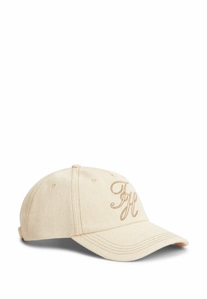 Beige Stoff-Baseballkappe mit gebogenem Schirm und gestickten kursiven Buchstaben "FH" auf dem Vorderteil.