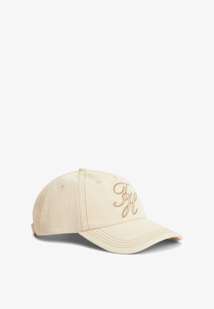 Beige Stoff-Baseballkappe mit gebogenem Schirm und gestickten kursiven Buchstaben "FH" auf dem Vorderteil.