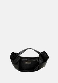 Sac à main noir avec une texture gaufrée crocodile, forme douce et arrondie, poignées doubles et un logo doré sur la doublure intérieure. Le design ouvert expose l'intérieur.