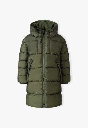 Olívazöld puffasztott kabát kapucnival, cipzáras záródással és fekete márkázási részlettel. Tömörített mintázattal és közepes hosszúságú fazonnal rendelkezik.