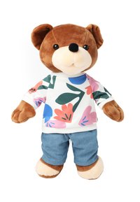 Ours en peluche avec un visage et des pattes en fourrure brune. Il porte une chemise blanche à motifs floraux colorés et un short en jean bleu.