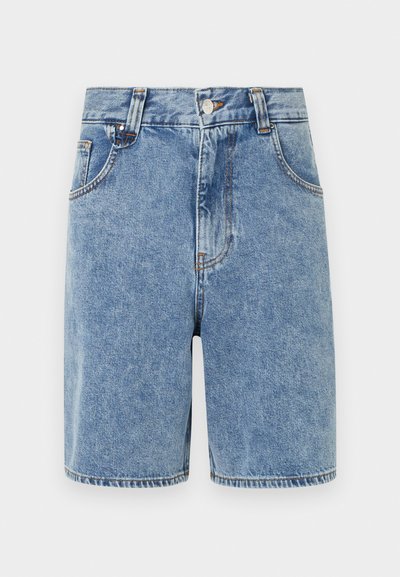 Φωτεινά γαλάζια τζιν σορτς με ψηλή μέση, δύο μπροστινές τσέπες και κλείσιμο με κουμπί. Εμφανής ραφή κατά μήκος του τελειώματος.