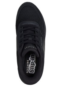 Czarny sneaker Skechers Slip-Ins z cholewką z siateczki i materiału syntetycznego, zawiązywany na sznurowadła, z wyściełanym kołnierzem i markową wkładką.