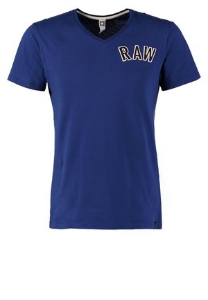 Blaues Kurzarm-T-Shirt mit V-Ausschnitt und "RAW"-Textpatch auf der oberen linken Brust, aus weichem Baumwollstoff.