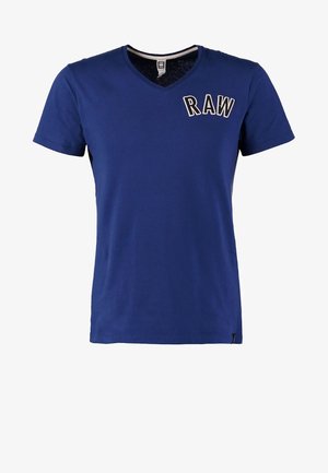 Blaues Kurzarm-T-Shirt mit V-Ausschnitt und "RAW"-Textpatch auf der oberen linken Brust, aus weichem Baumwollstoff.