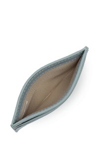 Sacchetto in pelle blu con un'esterno liscio, fodera in tessuto beige chiaro e chiusura con zip. La forma è allungata con bordi arrotondati.