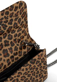 Portfel kopertówka w leopardzi wzór, z fakturowanym wykończeniem, łańcuszkowym paskiem oraz czarnym wnętrzem z srebrnym zapięciem.