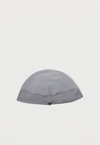 Pilkas prigludęs kepuraitė su lygiu paviršiumi. Yra siūlė viršuje ir mažas juodas logotipo etiketas ant krašto.