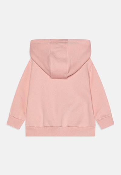 Lyserød hættetrøje med struktureret overflade, lange ærmer og ribbede manchetter. Har en stor hætte og en lige kant.