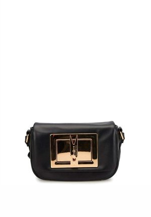 Borsa a tracolla in pelle nera con una chiusura in tonalità oro e dettaglio frontale rettangolare. Texture liscia e tracolla regolabile.