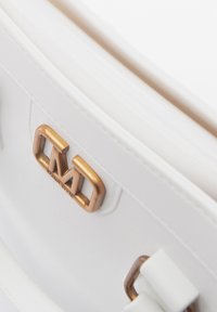 Borsa bianca con texture liscia, caratterizzata da hardware dorato con logo "MD". Include manici corti e una forma strutturata.