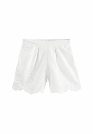 Vita bomullsshorts med hålmönsterdetaljer i fållen, med veck vid midjan och en slät midjeresår. Scallopade kanter fulländar designen.