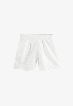 Biele bavlnené šortky s výrezmi na leme, obsahujúce nariasenie v páse a hladký pás. Zúbkované okraje dotvárajú dizajn.