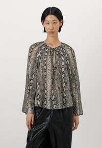 Langarm blouse in een slangenprint ontwerp, met een ronde halslijn en een gestrikte sluiting, en een vloeiende silhouet in grijs- en beigetinten.