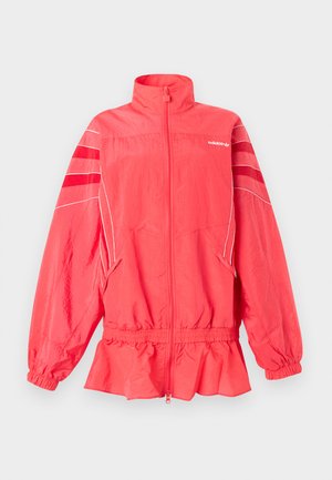 Korálově růžová bunda Adidas na zip s vysokým límcem, elastickým pasem a manžetami, bílým lemem a šikmými pruhy na rukávech.