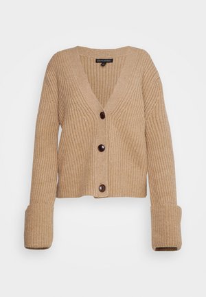 Beżowy kardigan z prążkowanego dzianiny z głębokim dekoltem w szpic, trzema brązowymi guzikami, długimi rękawami z szerokimi mankietami oraz lekko krótszym krojem.