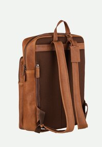 Mochila de cuero marrón con panel de malla, compartimentos con doble cremallera, correas ajustables y una etiqueta prominente. Textura suave y diseño estructurado.