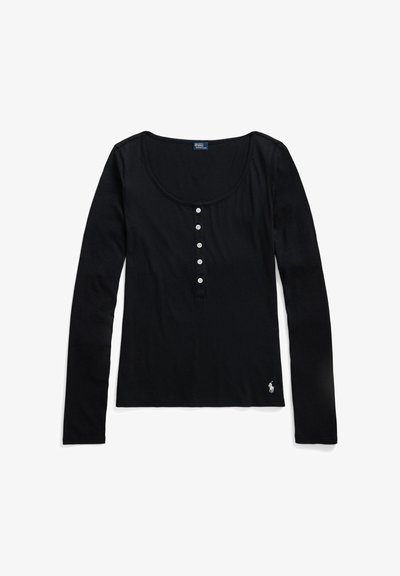 Chemise Henley noire à manches longues avec un col en U, cinq boutons blancs sur le devant et un petit logo brodé blanc près de l'ourlet.